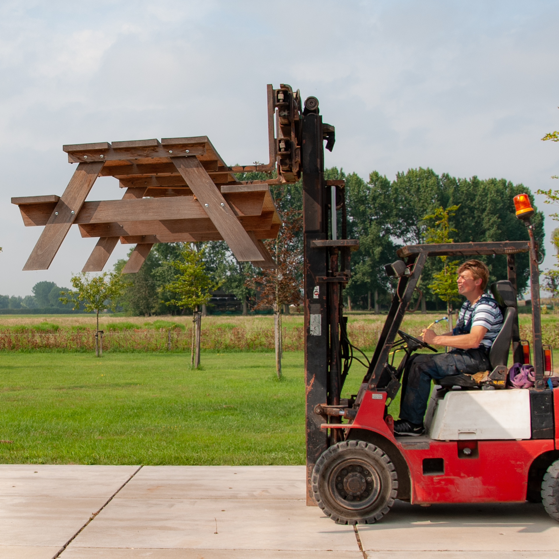 Robin van Wijngaarden op de heftruck